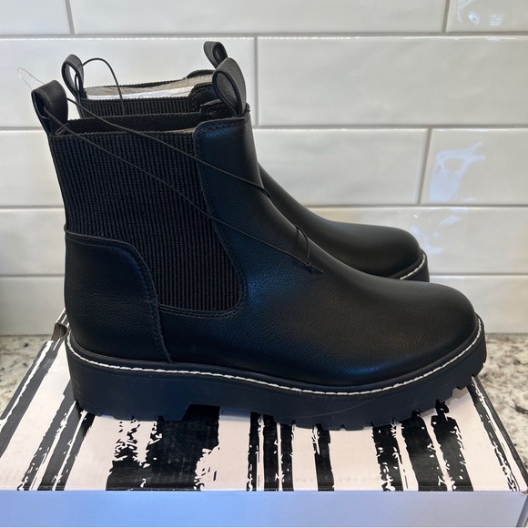Dolce Vita Women's LEIGHA Chelsea Lightweight Ankle 1.25" Heel Boot Black 8 MOTO - Picture 6 of 10
